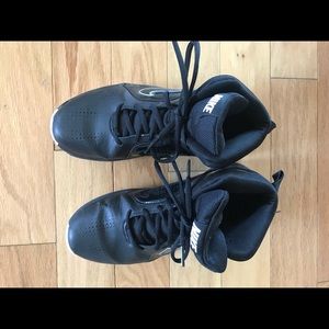 Nike Team Hustle D6 (gs) size 7Y boys